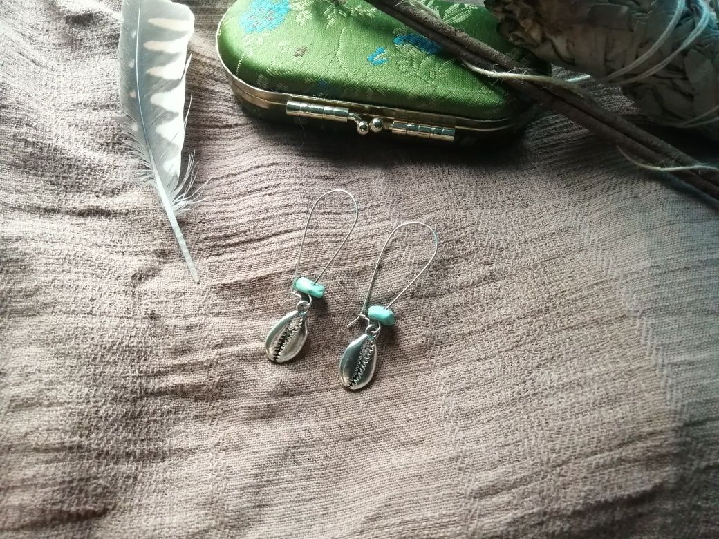 Wakacyjne kolczyki w stylu boho z howlitem