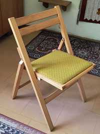 Dwa  krzesła  składane, drewniane  z tapicerką  sprzedam