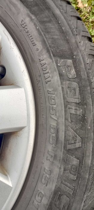 Opony  zimowe  195/65 R 15 z  felgami stalowymi i kołpakami .