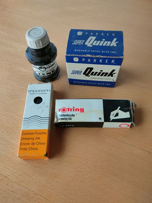 Conjunto de frascos de tinta antigos.