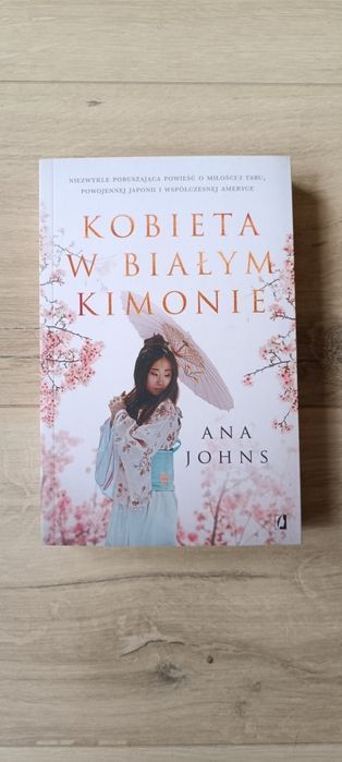 Kobieta w białym kimonie Ana Johns
