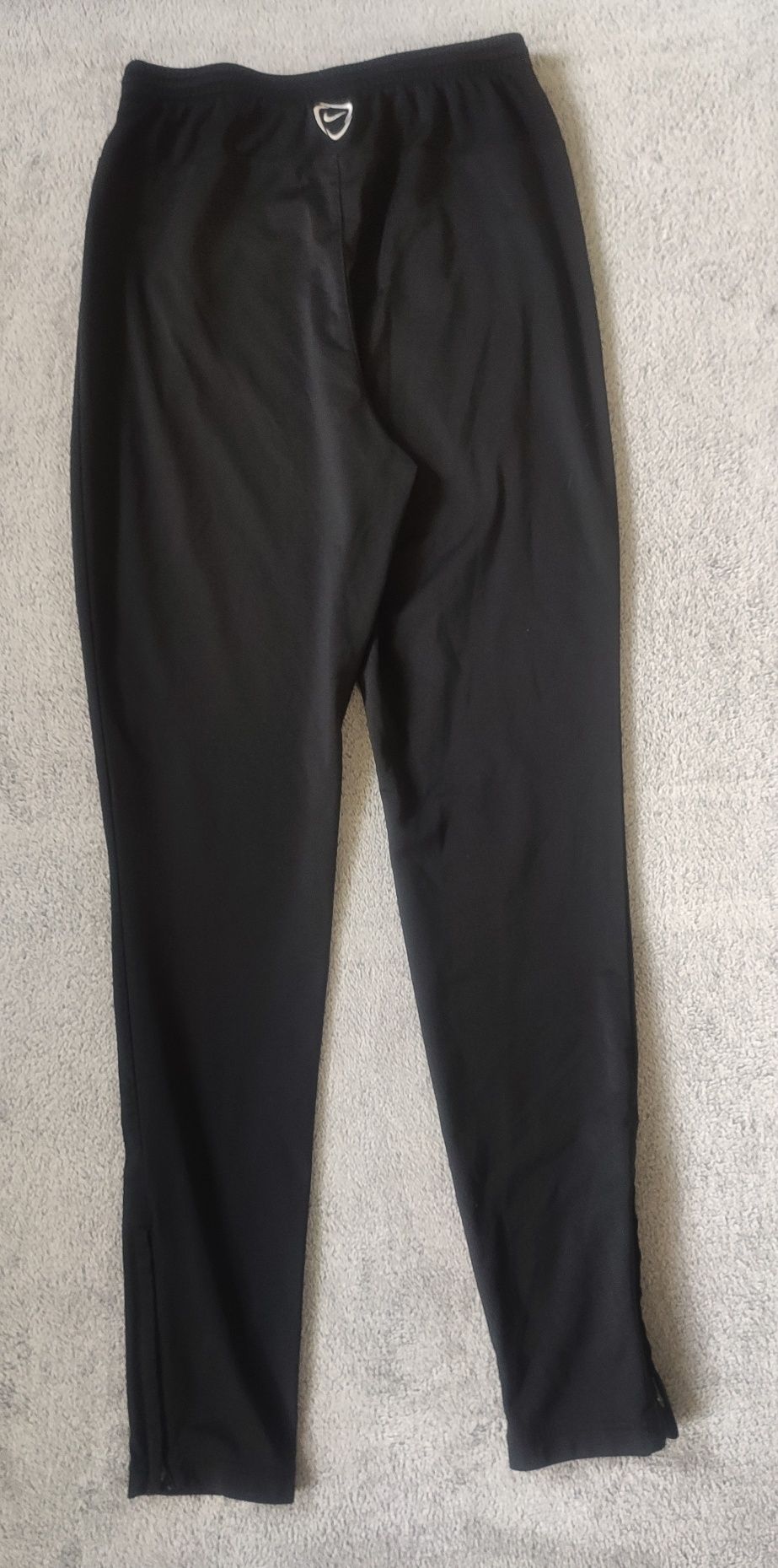 Czarne spodnie sportowe dresowe Nike S unisex trening siłownia dresy