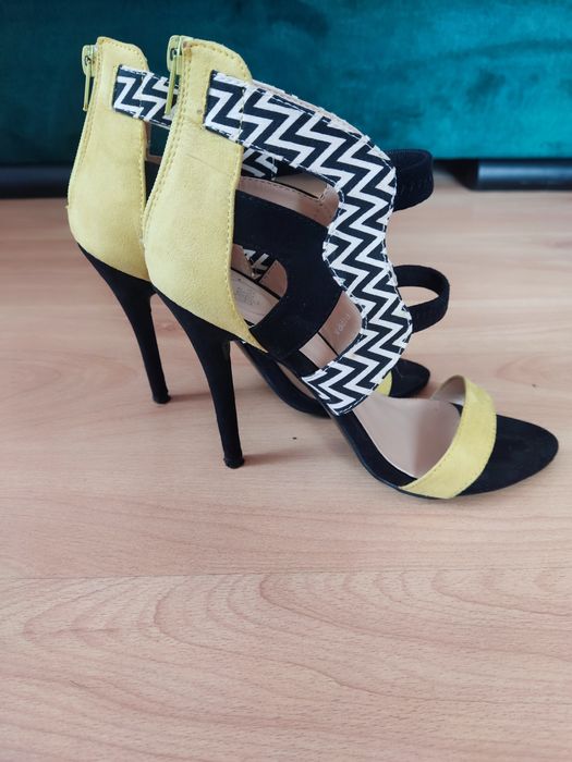 Sandałki żółto czarne