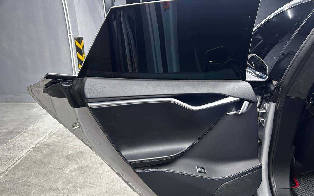 Tesla Model S 2015