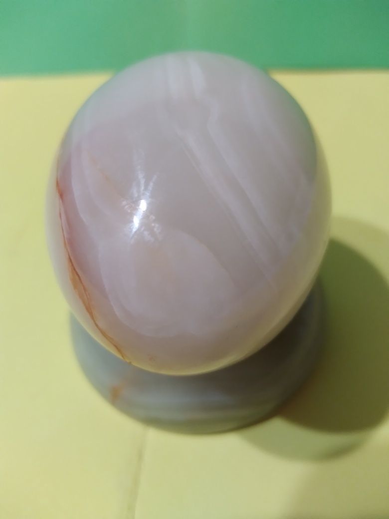 Яйце декоративне на підставці з оніксу висота-7см, об'єм-16см.