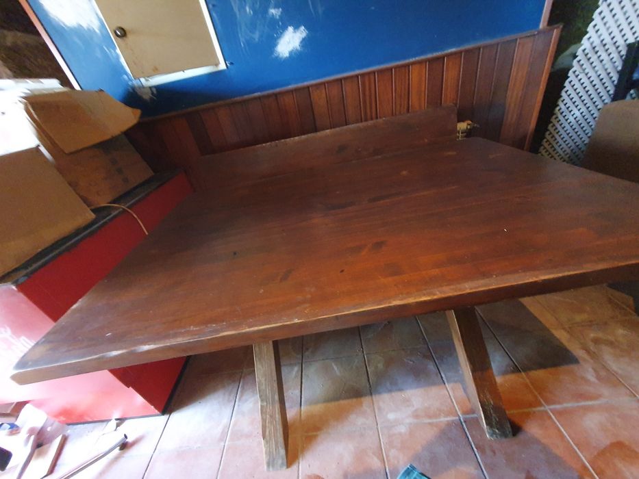 Mesa de madeira com cadeiras