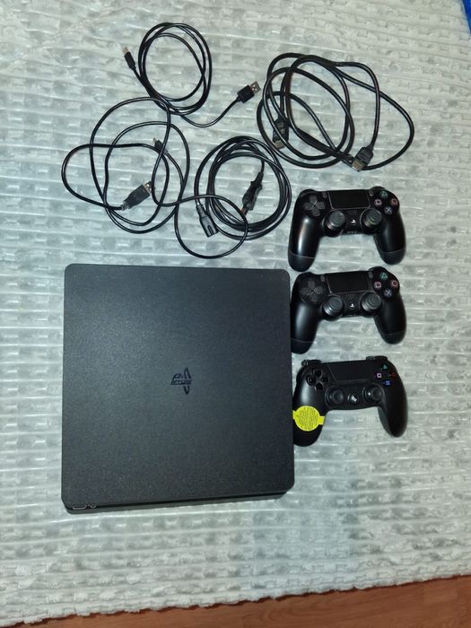 Playstion 4 em otimo estado inclui  3 comandos e jogos