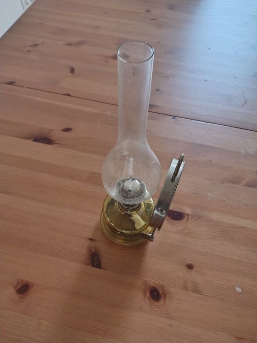 Lampa naftowa z pudełkiem