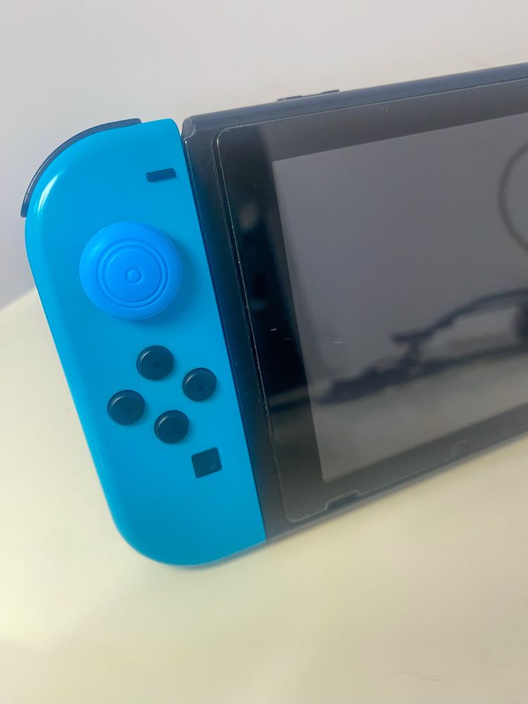 Aproveita leva 2 jogos !!! Nintendo Switch (como nova) + 2 comandos