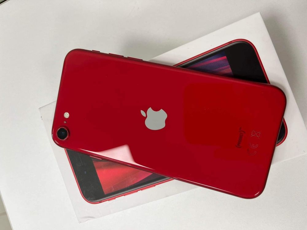 iPhone SE 64 GB czerwony