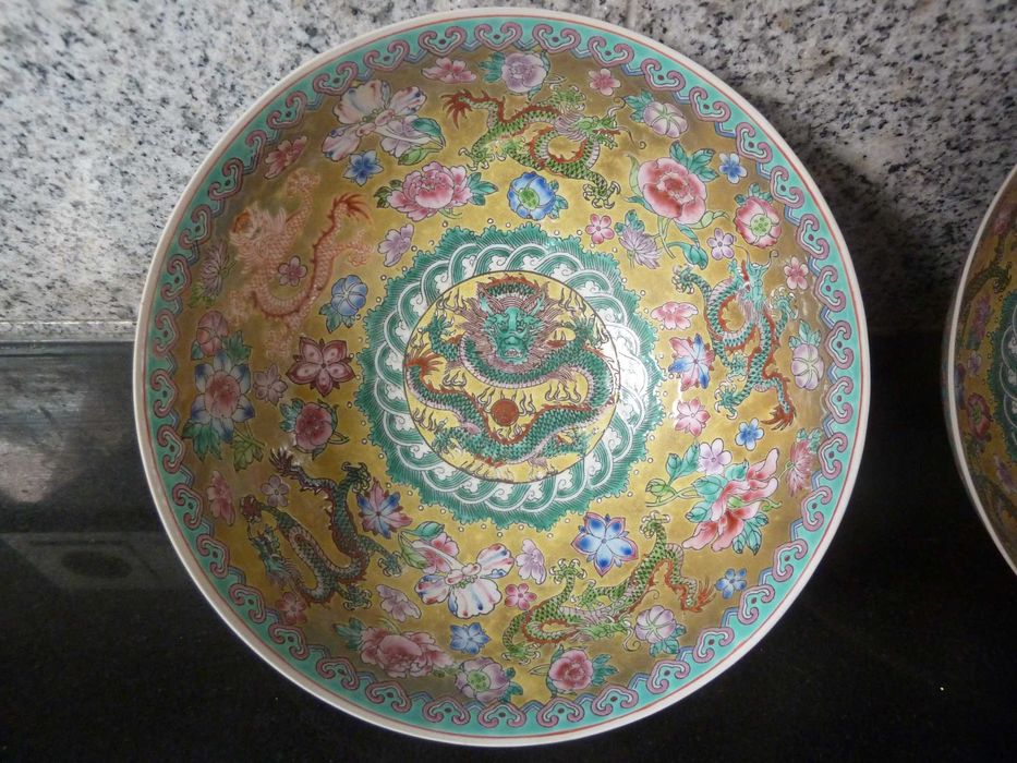 Duas taças chinesas em porcelana fina.