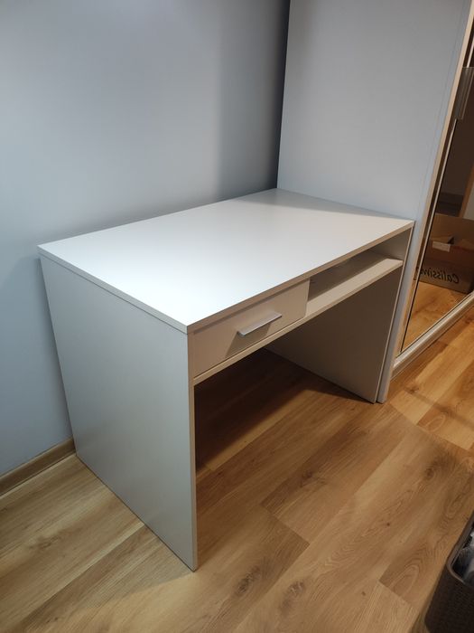 Białe biurko w bardzo dobrym stanie