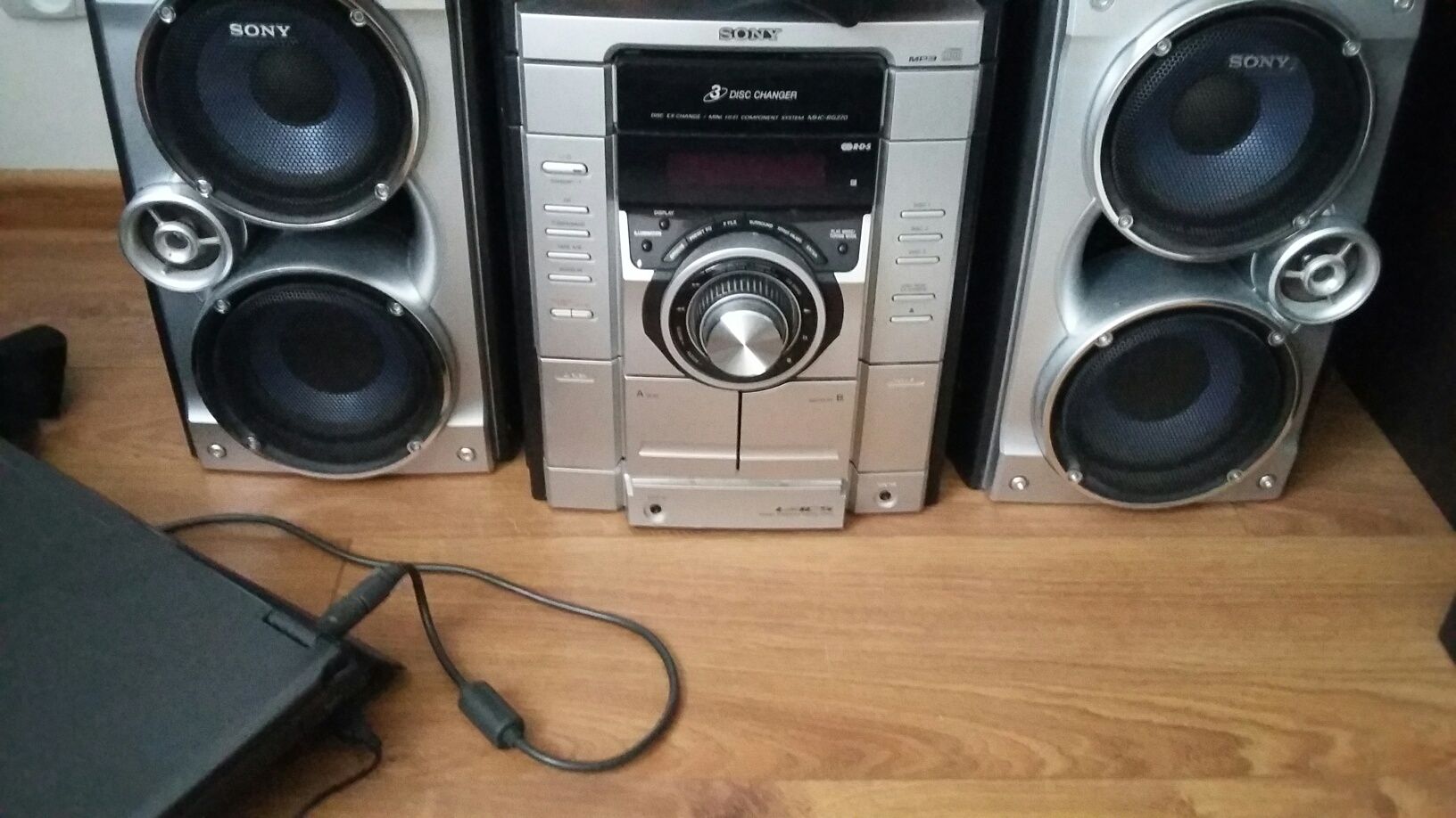Wieża Sony z glosnikami