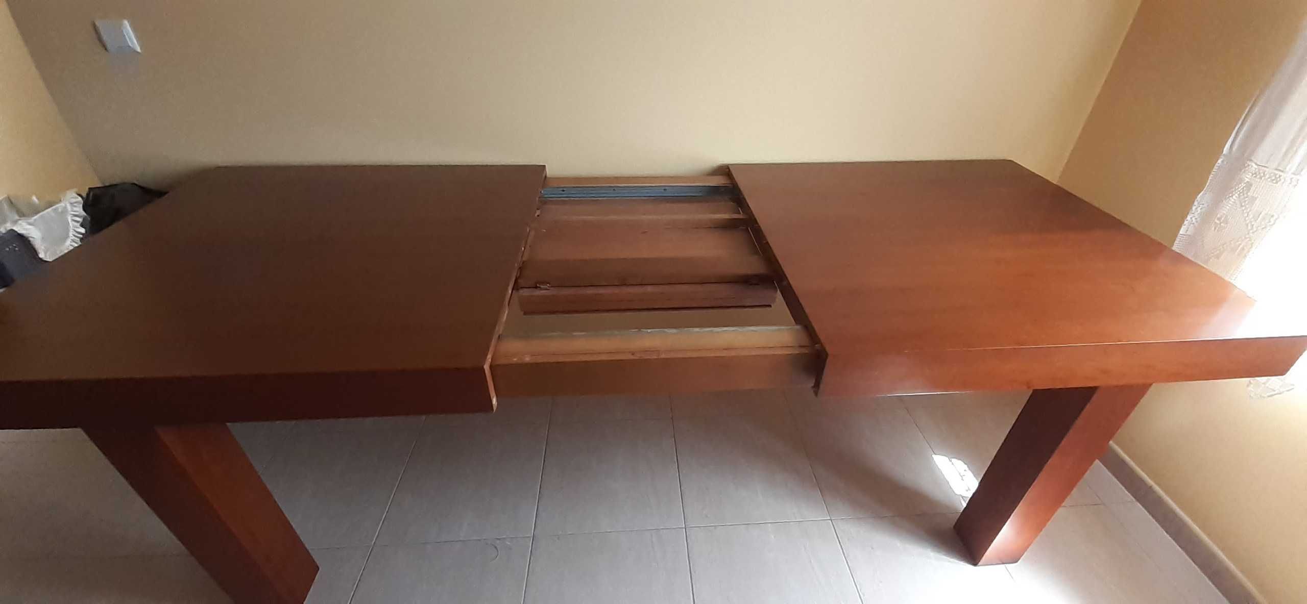 Mesa de sala (em madeira)
