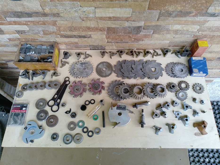 Frezarka dolnowrzecionowa do drewna.