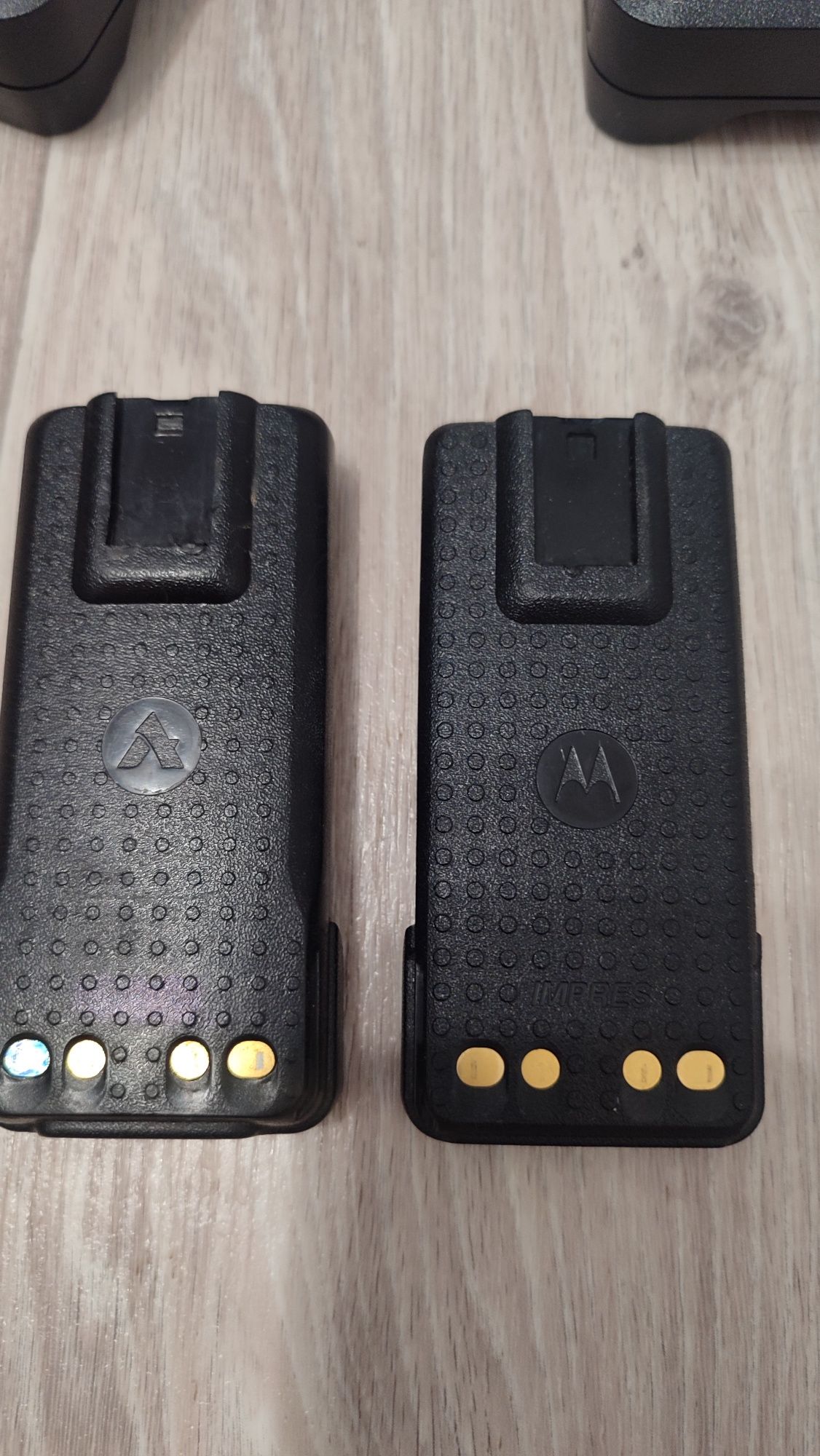 2 зарядних пристрої до рації Motorola та 2 акумулятори до неї