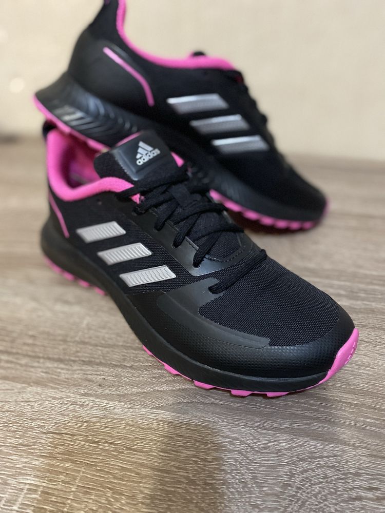 Кросівки жіночі adidas