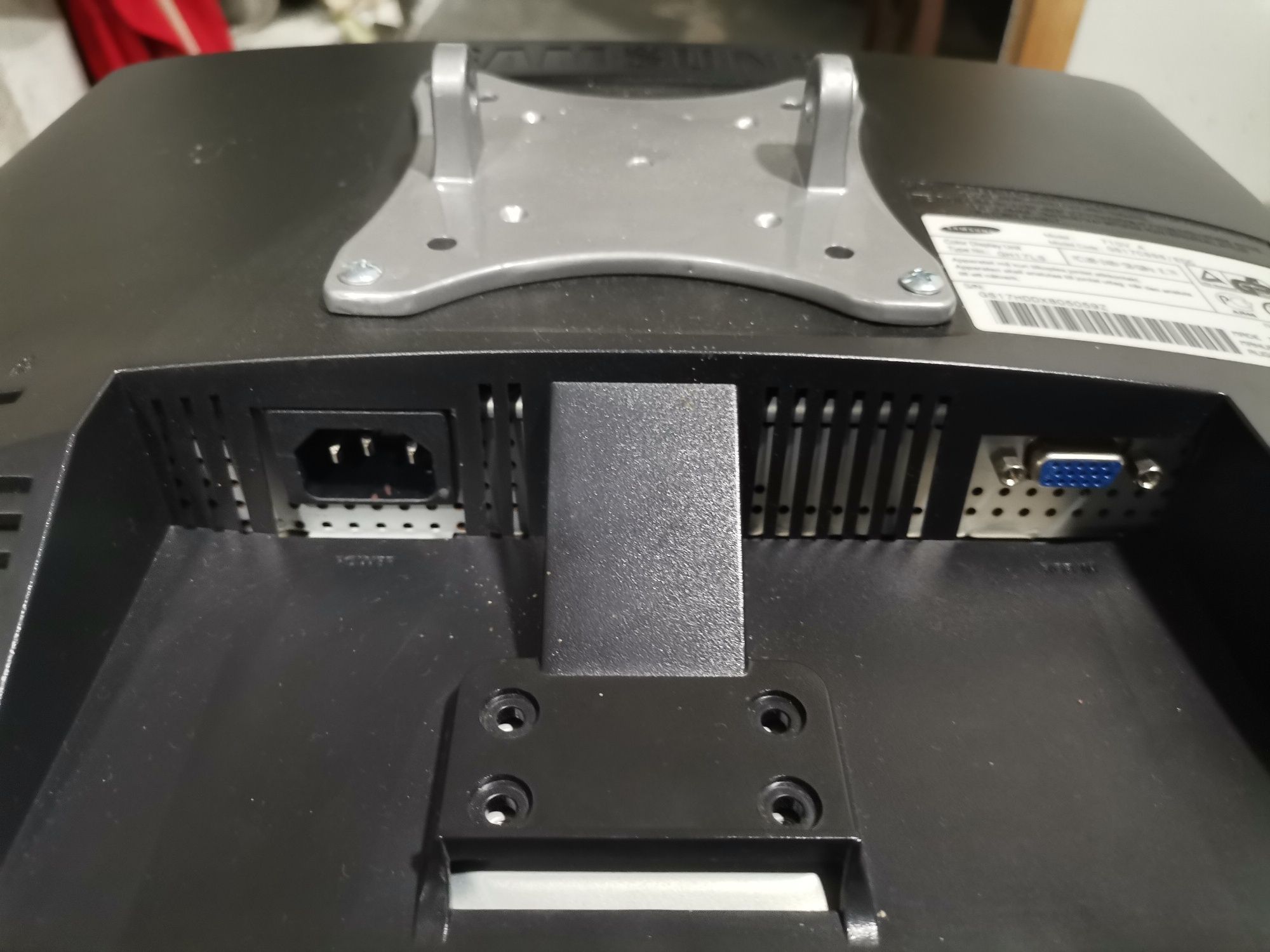 Monitor Samsung SyncMaster 710v
17 “