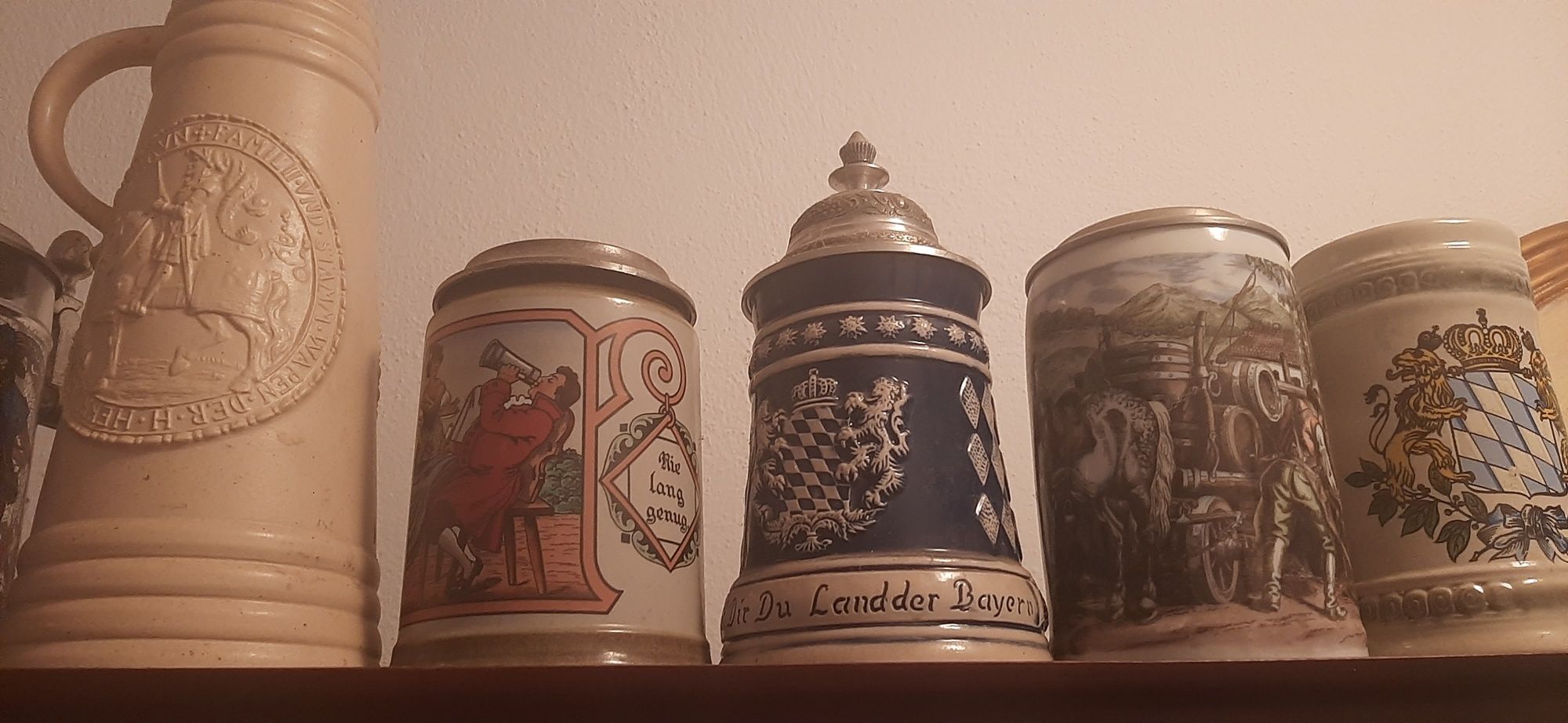 Kolekcja starych kufle do piwa