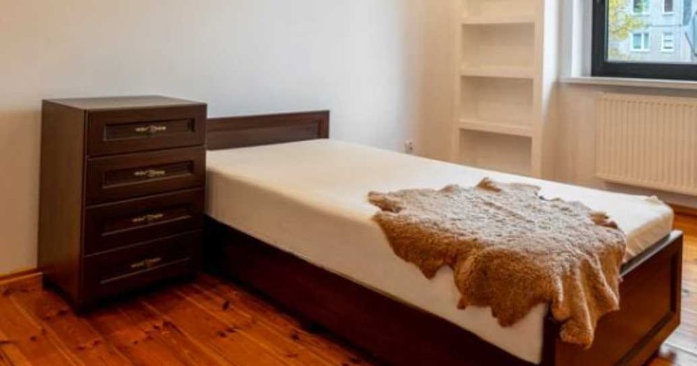 Dwa łóżka i dwie szafki nocne + materace