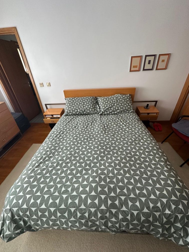 Cama de casal em faia e base em aço