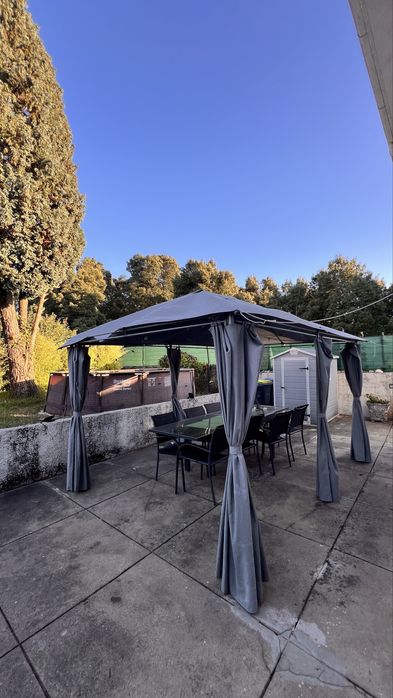 PÉRGOLA SANTORINI CINZA ARDÓSIA COM CORTINAS 3X4M