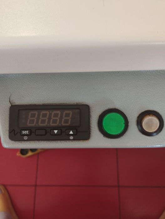 Продам холодильную витрину