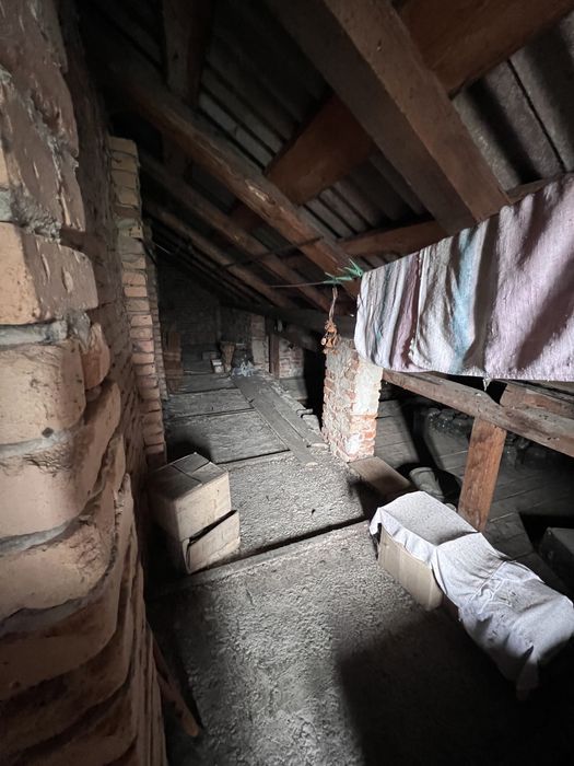 Будинок цегляний, газ, великий сад, гараж, господарські споруди