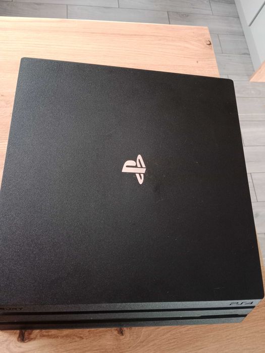 Sprzedam PS4 pro 1TB