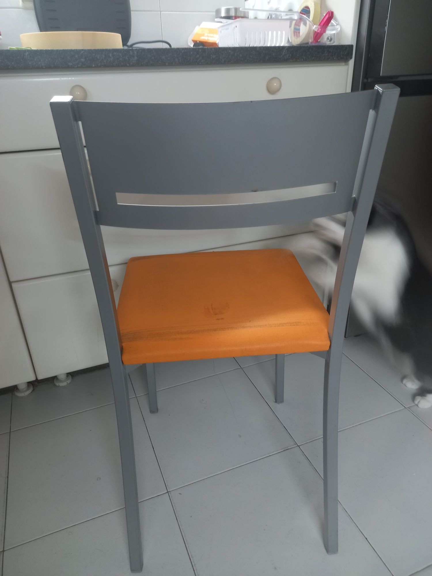 2 cadeiras de cozinha em inox, com estofos laranja.