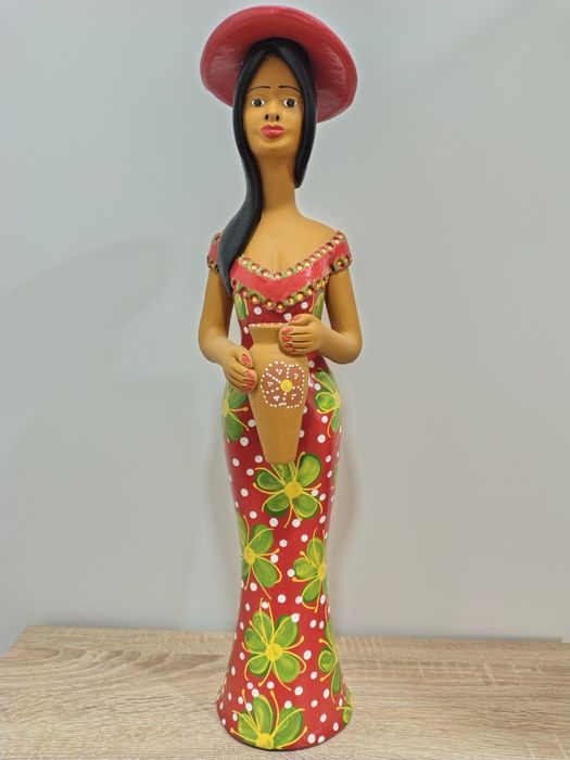 Boneca de barro pintada a mão