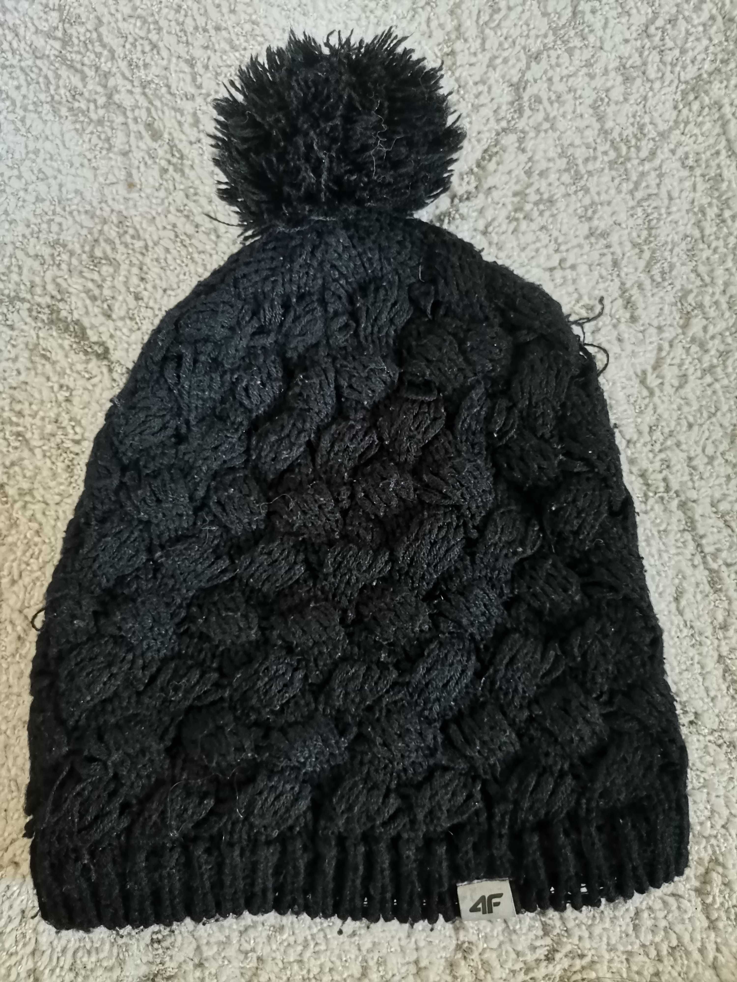 Jesienna czapka z pomponem damska 4F czarna włóczkowa