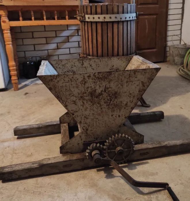 Продам комплект: пресс виноградний ссср в зборі + дробильня дешево !