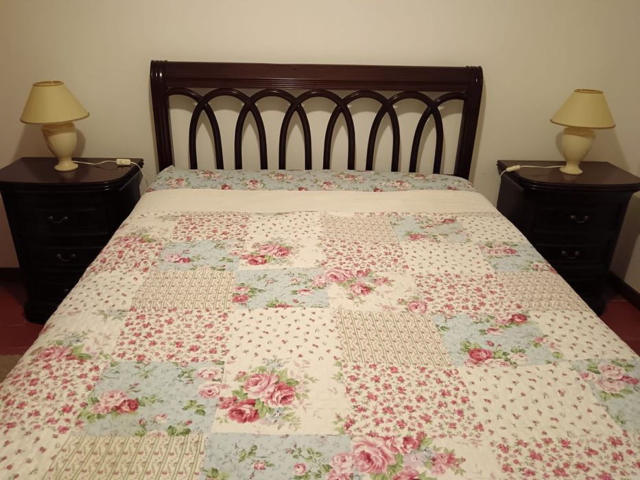 Cama de casal e cômoda