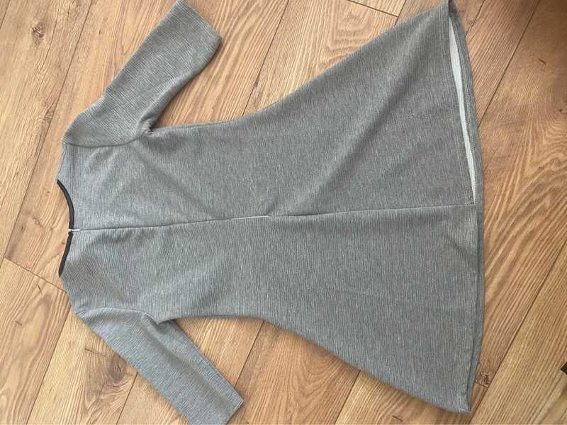 Szara sukienka ze złoty kołnierzem