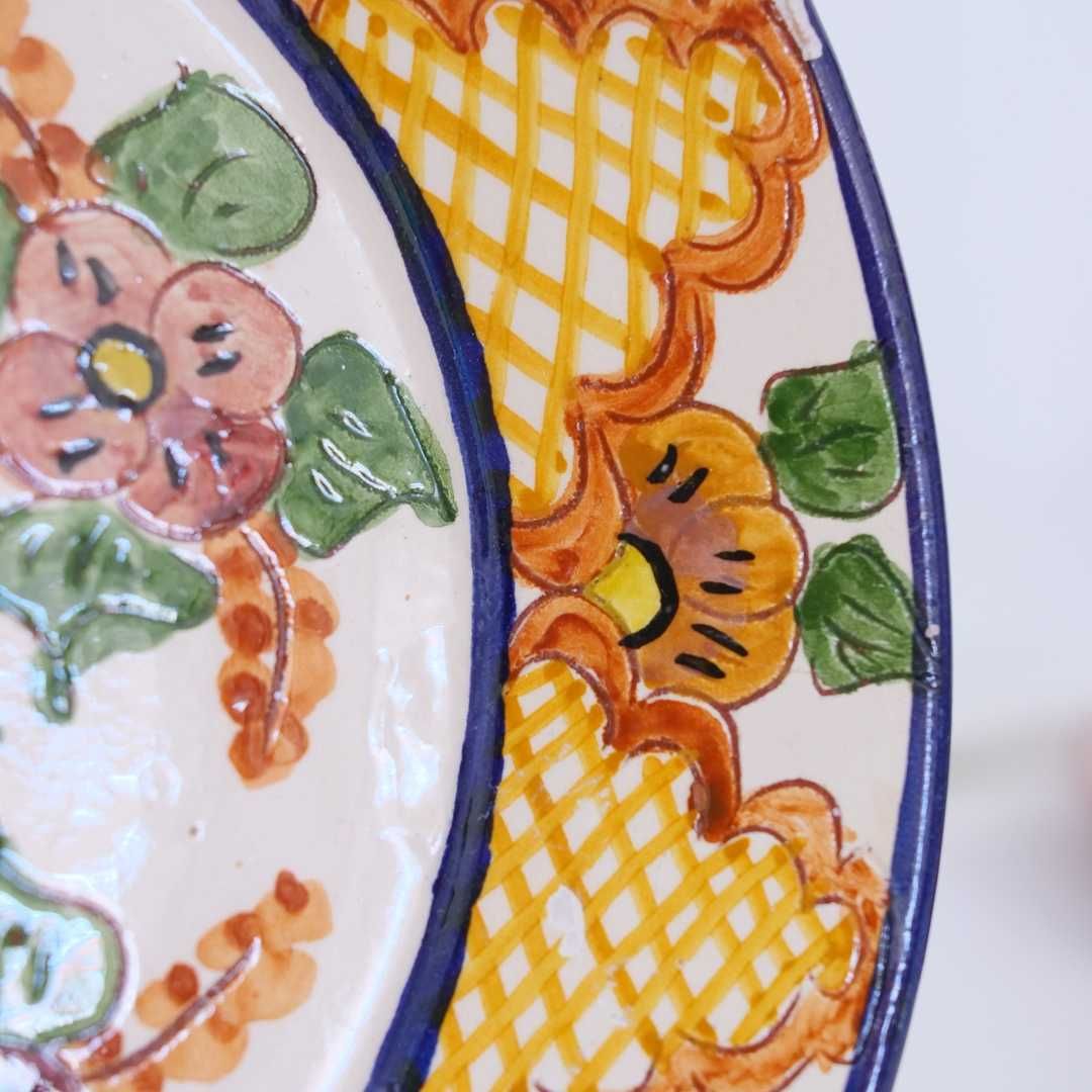 Prato alentejano pintado á mão com decoração floral
