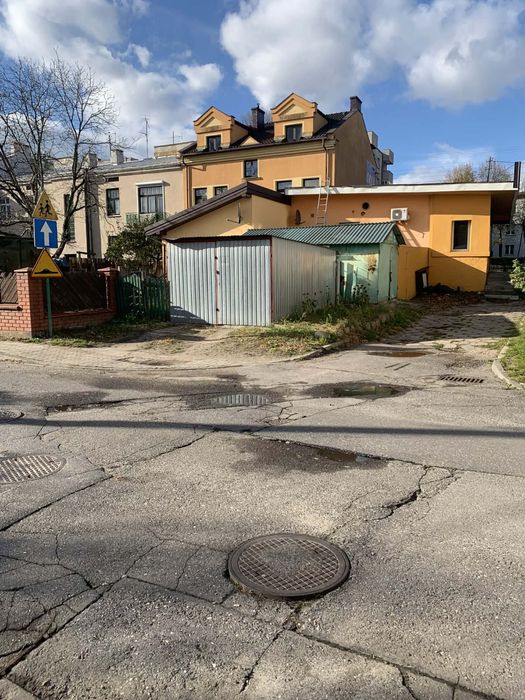 Grunt z garażem blasznaym z miejscem postojowym