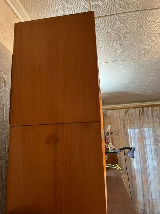 Книжные полки настенные, со стекло, всего четыре, в идеальном состояни