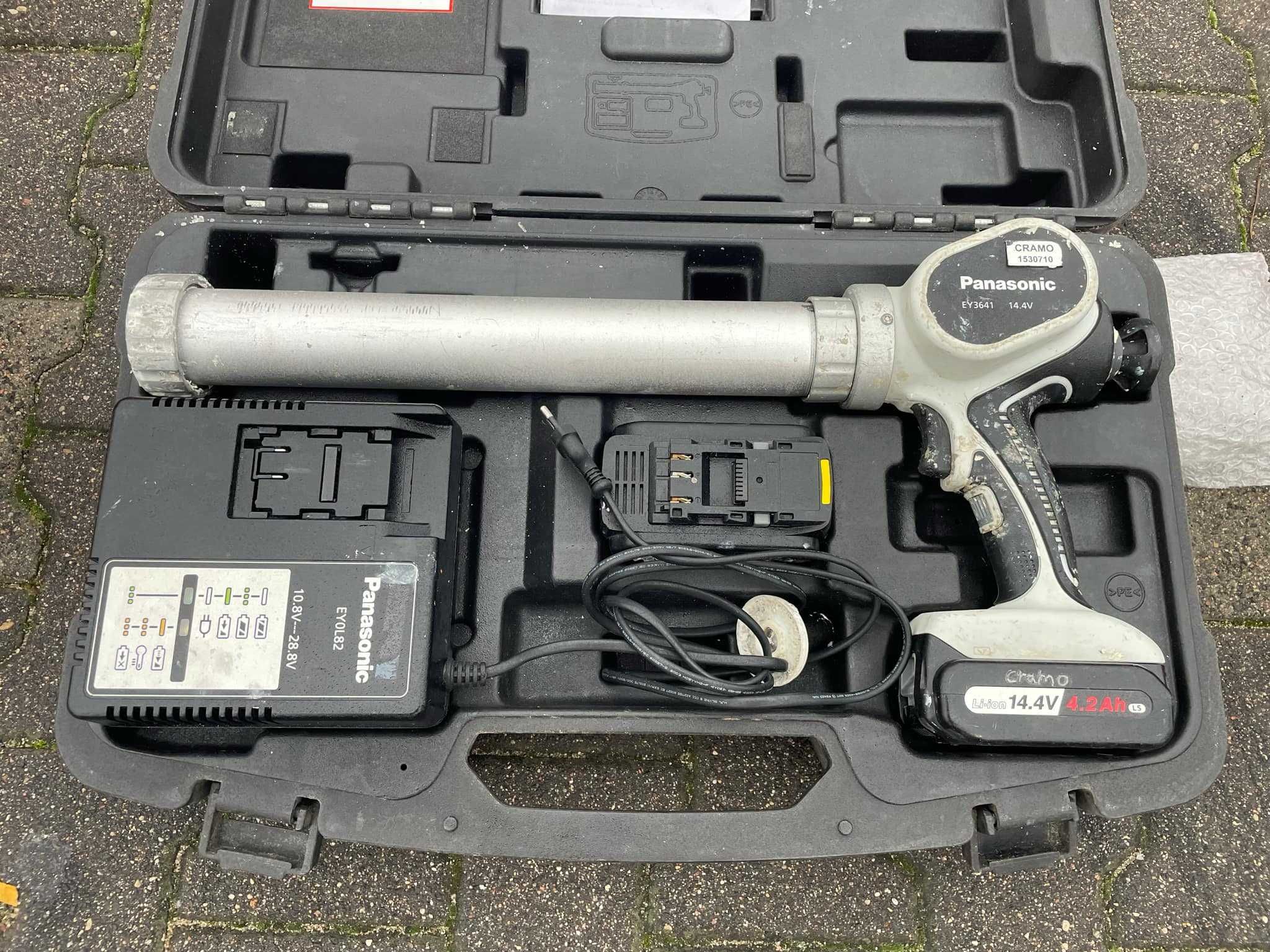 Pistolet do wyciskania mas i sylikonu Panasonic EY3641