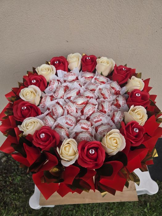 Bukiet z róż mydlanych i raffaello.