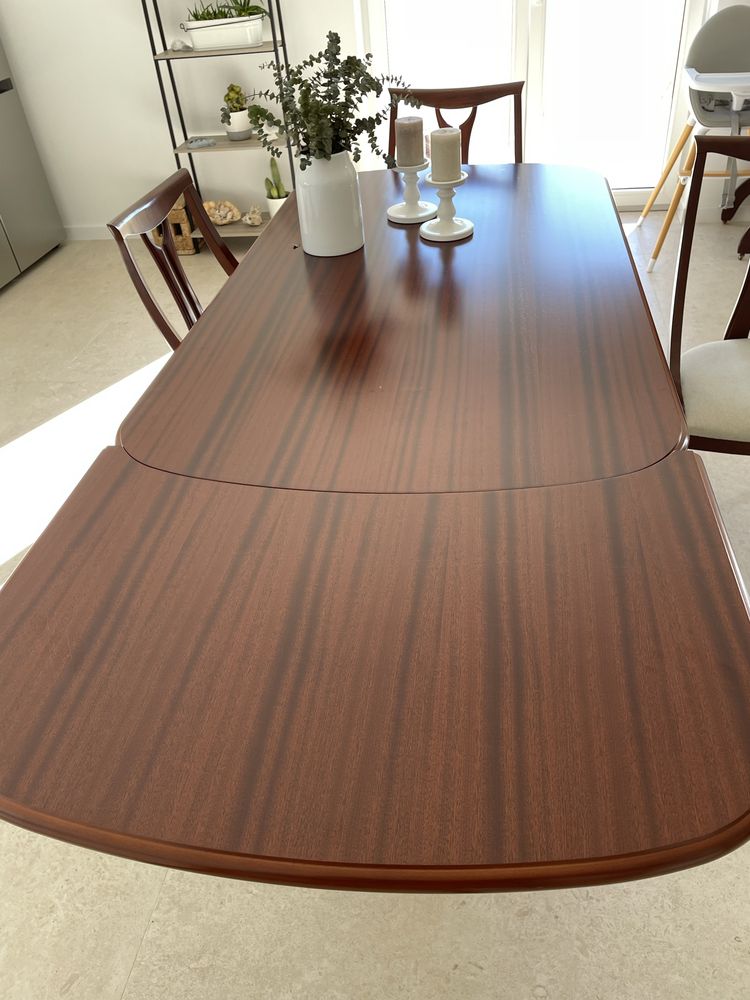 Mesa com 4 cadeiras em excelente estado.