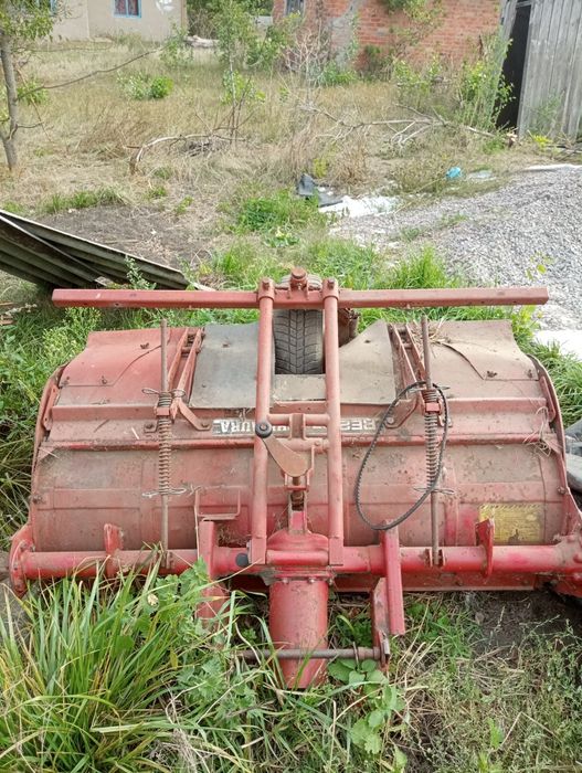 трактор Shibaura P17f в робочому стані з додатковим обладнанн