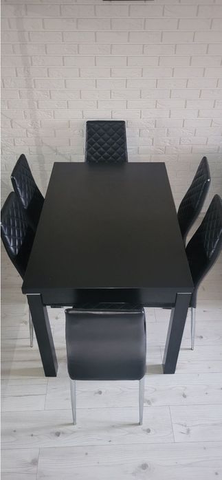 Zestaw  Stół rozkładany  80x125  plus 6 krzeseł . Salon
