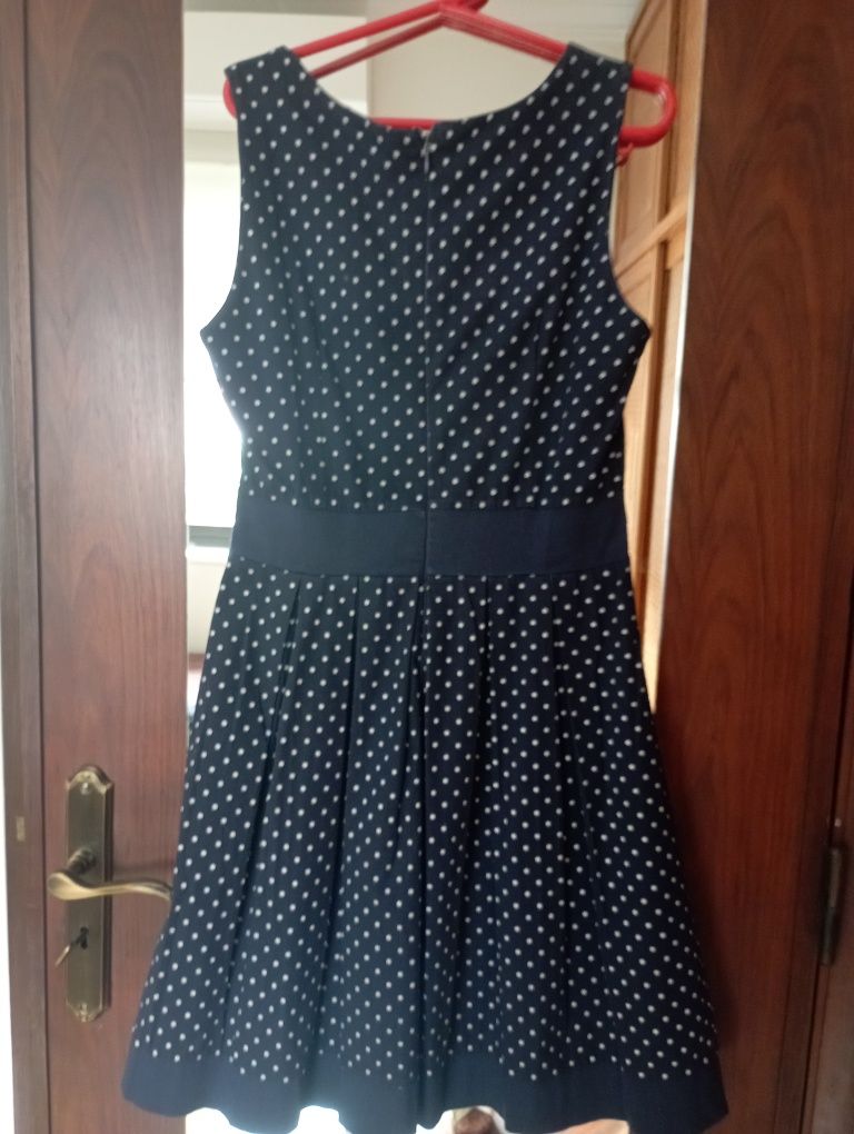 Vestido azul escuro com bolinhas brancas