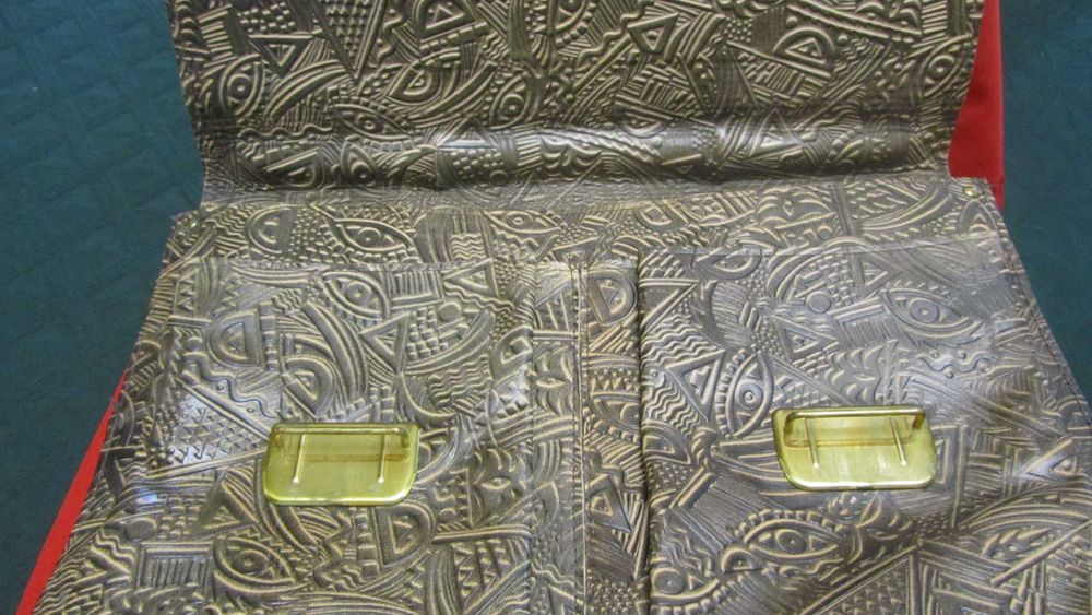 Портфель,толстая,тисненная кожа.