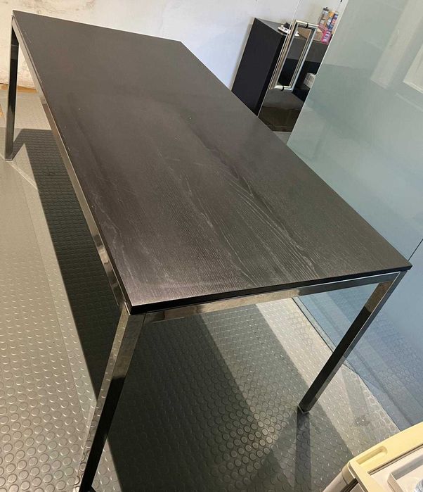 Mesa tampo madeira e pés cromados