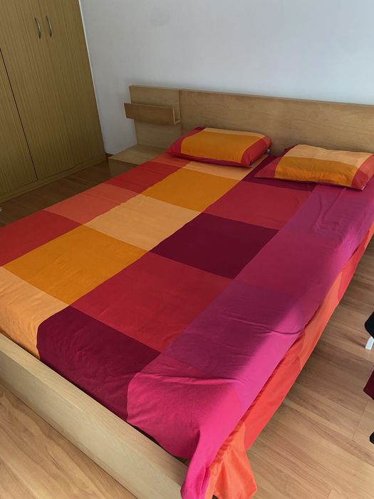 Cama de casal c/ cabeceira e mesa
