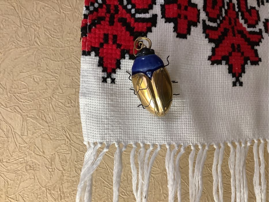 Брошка жук європа 50 роки форфр позолота кераміка. Привезена з європи.