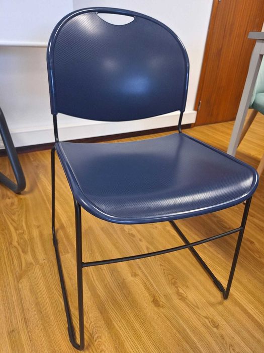 Cadeiras Azuis Empilháveis Usadas