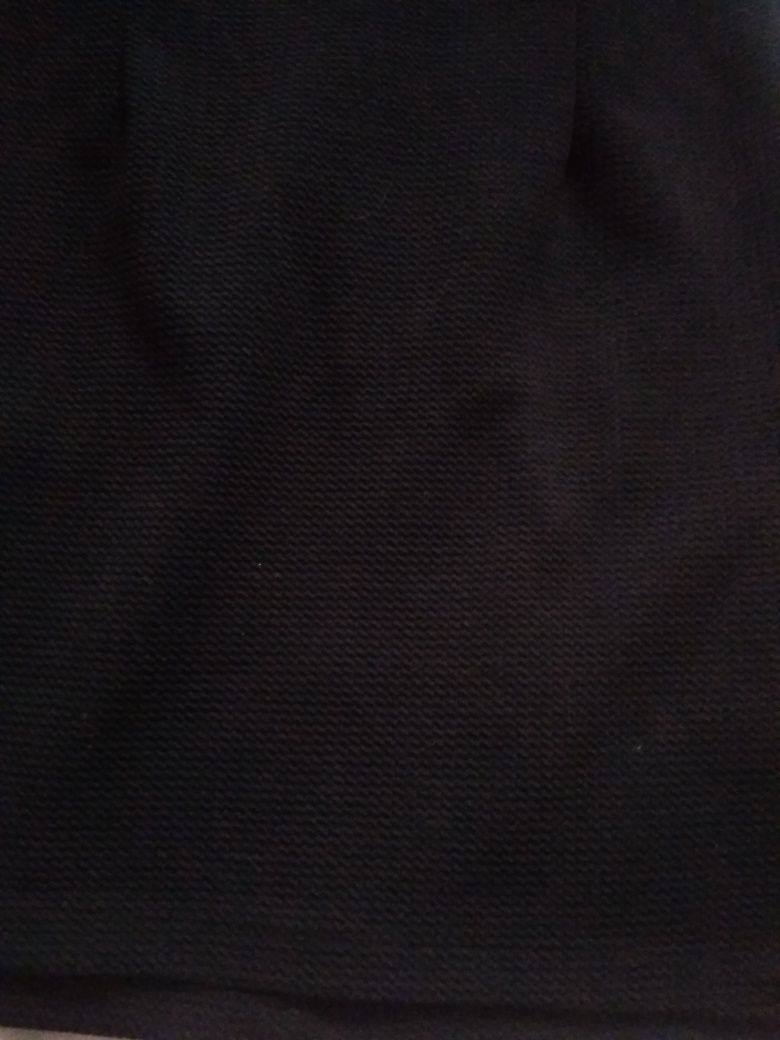 Czarna mini sukienka z ozdobnym dekoltem rozmiar 34